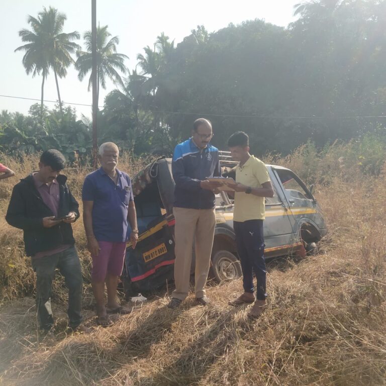 सिक्स सिटरला टेम्पो ट्रॅव्हलर धडकला…मोठा अनर्थ टळला